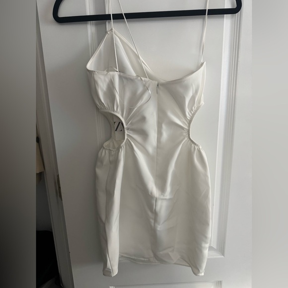 ZARA CUT OUT DRESS 
WHITE 
XS 
TAGS ON - Picture 3 of 6